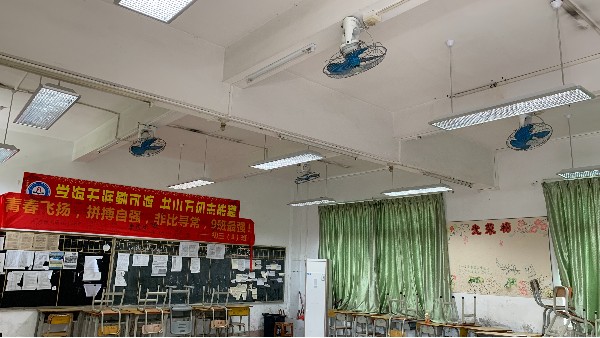 饶平县3230间教室的照明灯改造为<i style='color:red'>护眼灯</i>